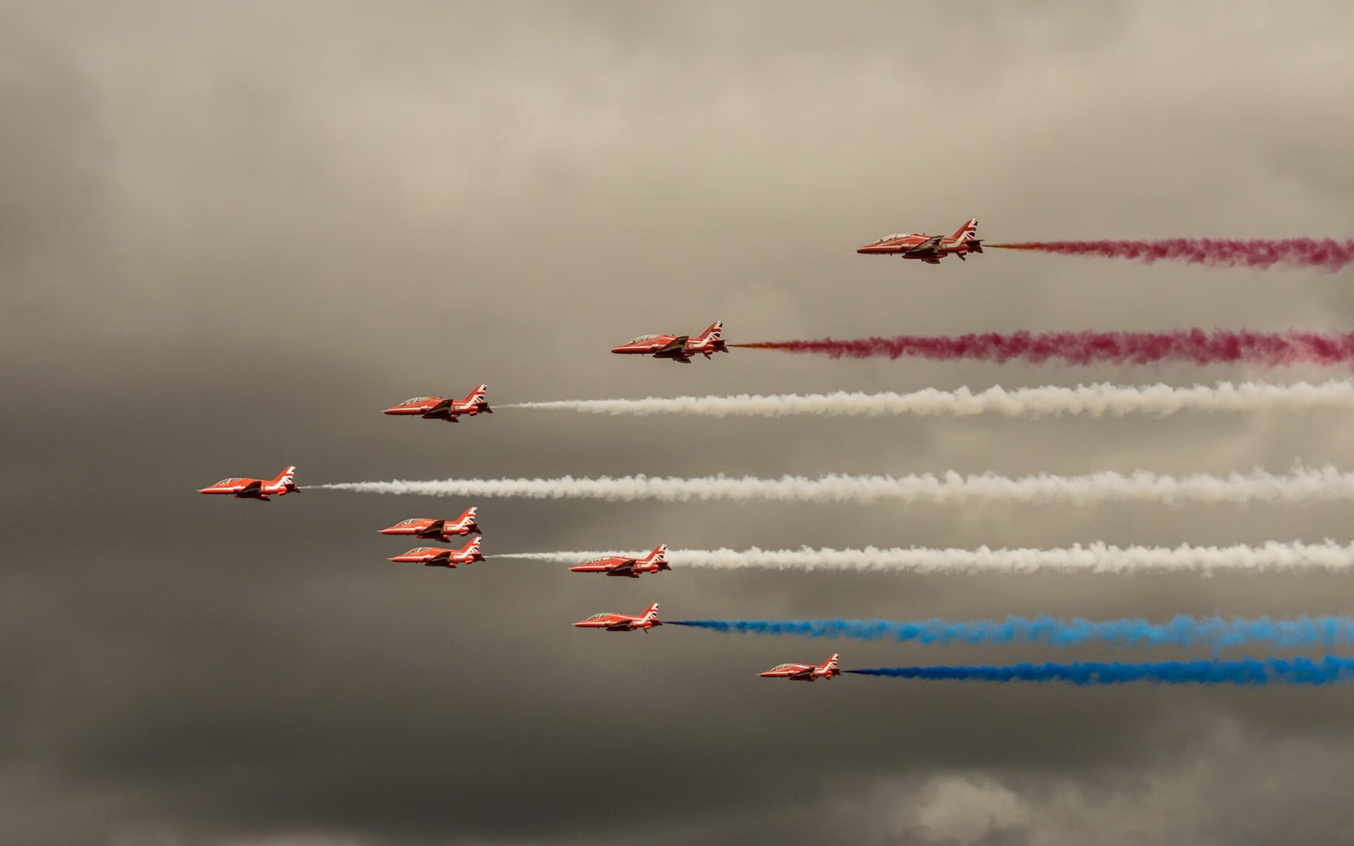 曼城利用短传渗透突破防守密集区,曼城 防守