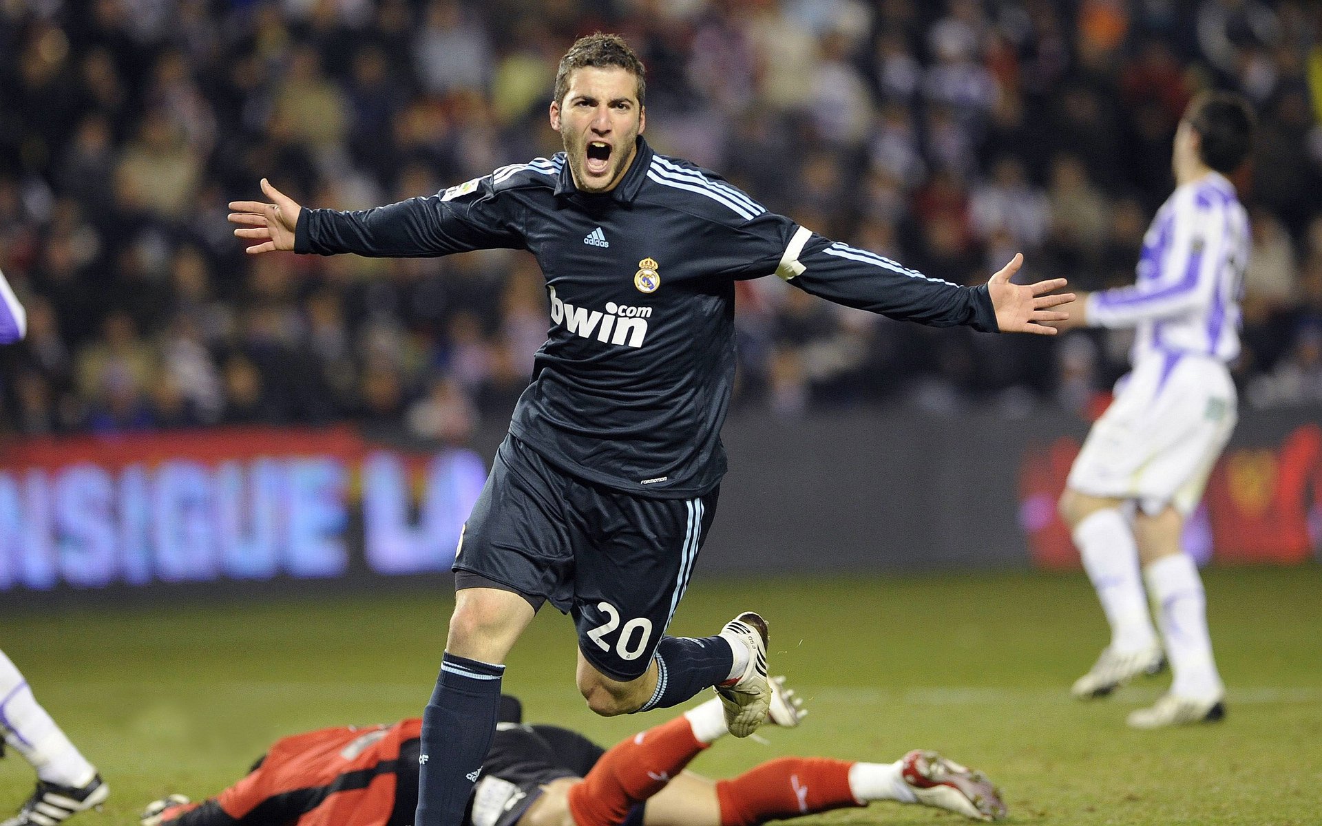 朱婷送球衣签名支持乡村体育活动，朱婷球迷